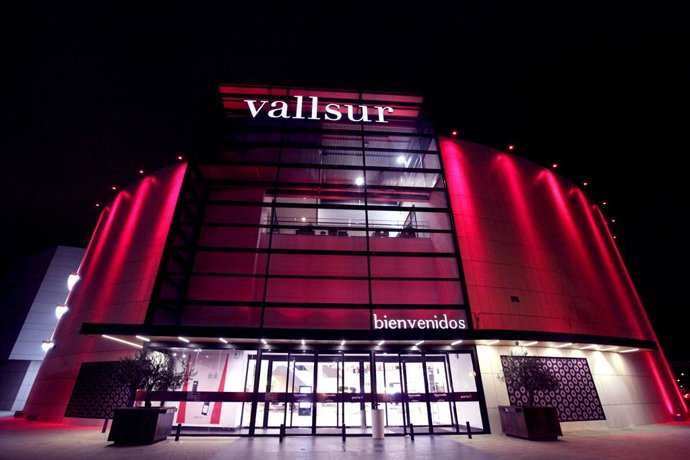 Iluminación de rosa de la fachada de Vallsur por el Día Mundial contra el Cáncer de Mama