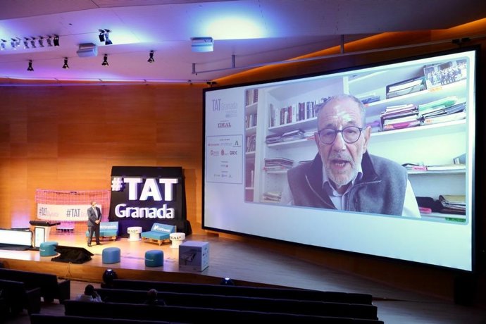 El exsecretario general de la OTAN, Javier Solana, ha participado esta mañana en la segunda jornada del congreso Talking About Twitter (TAT Granada), organizado por Ideal y en el que hizo un repaso a algunos de los temas internacionales más candentes.