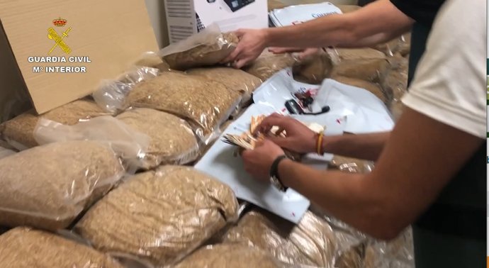Casi una tonelada de picadura de tabaco requidada en una nave de Valdemoro