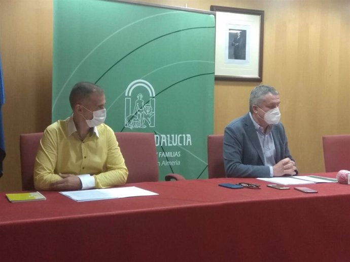 Los delegados en Almería de Educación, Antonio Jiménez, y de Salud, Juan de la Cruz Belmonte, en rueda de prensa