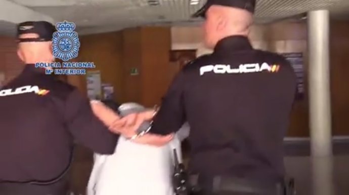 El acusado de asesinar a un hombre en Vallecas se entrega a la Policía