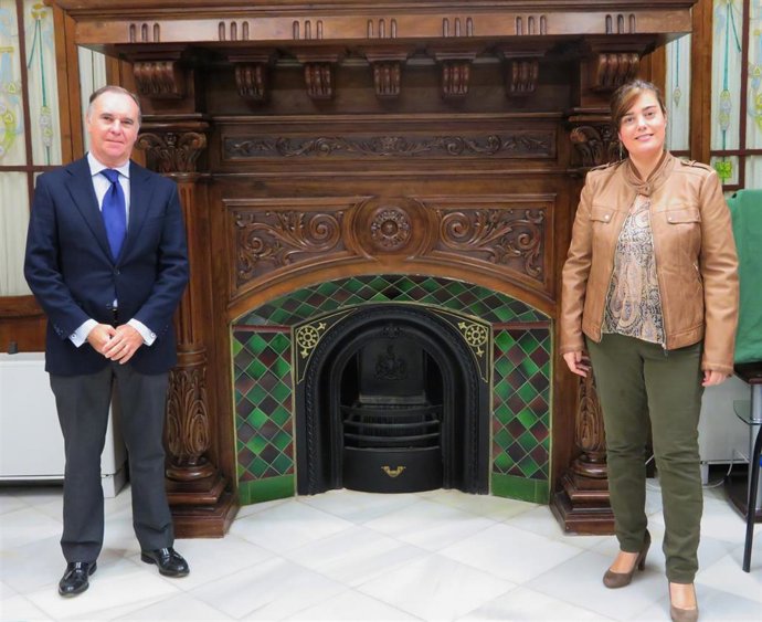 El delegado de Empleo, Formación, Trabajo Autónomo, Transformación Económica, Industria, Conocimiento y Universidades en Huelva, Antonio Augustín y la Asesora de Programas del IAJ en Huelva, Marina Gómez Hernández.