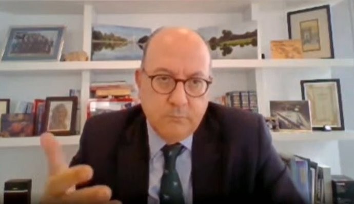 El presidente de la Asociación Española de Banca (AEB), José María Roldán, en el curso 'El sistema financiero y la crisis del Covid-19' organizado por APIE y BBVA en Santander.