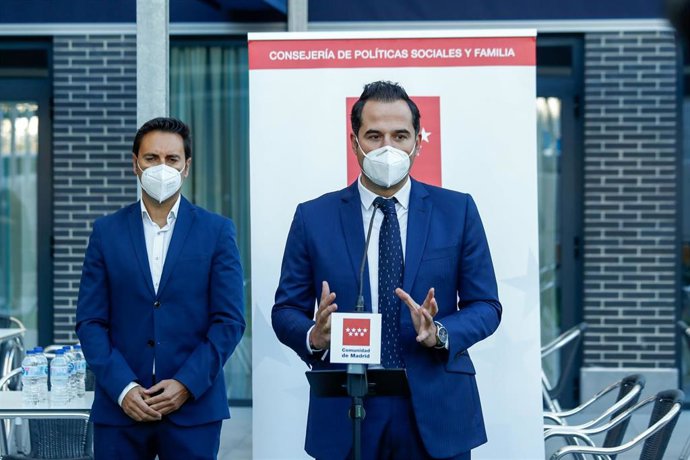 El vicepresidente del Gobierno regional, Ignacio Aguado (d), y el  consejero de Políticas Sociales, Familias, Igualdad y Natalidad, Javier Luengo (i), ofrecen declaraciones a los medios de comunicación durante su visita a las instalaciones de la primera