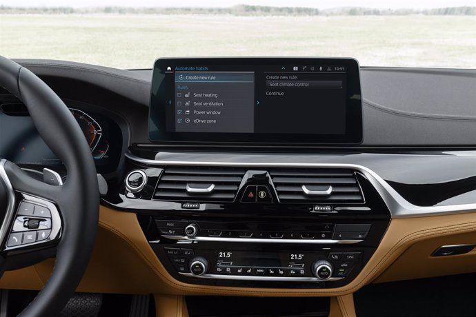 Imagen de una pantalla en el interior de un modelo de BMW.