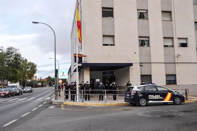 La bandera nacional de la Comisaría de Ciudad Real abandona la fachada y gana visibilidad colocándose a pie de calle