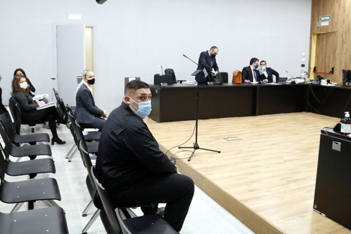 Imatge dels dos acusats per la mort d'una jove de les Borges Blanques en un accident de trnsit en l'inici del judici als jutjats de Lleida, el 16 d'octubre del 2020. (Horitzontal)