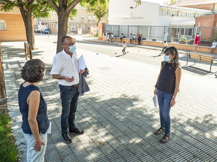 El alcalde de Lleida, Miquel Pueyo y la concejala Sandra Castro, el jueves, en guardería de Parc de Gardeny