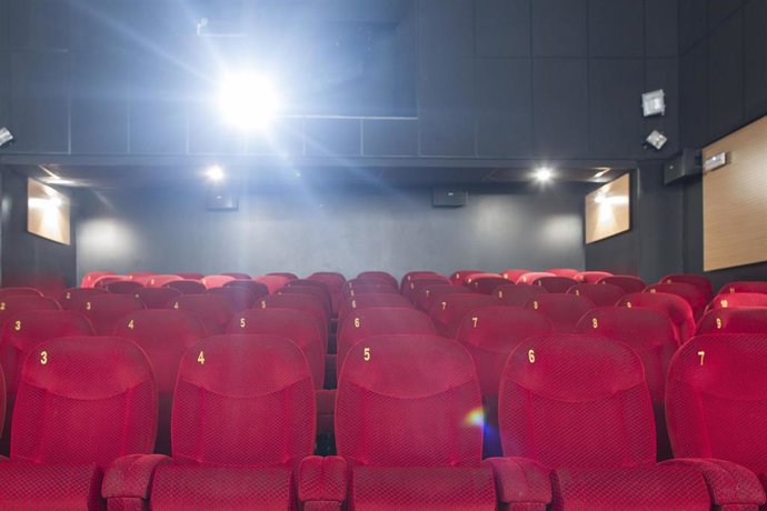 Cine, butaca, butacas, taquilla, entrada, entradas, película, películas, exhibición, proyector de cine, cinematografía, espectador, espectadores