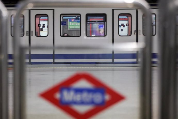 Vagón y andén vacíos en la estación de metro de Atocha.