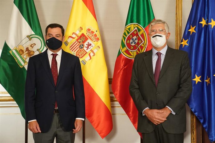 El presidente de la Junta de Andalucía, Juanma Moreno (i), recibe en el Palacio de San Telmo al embajador de la República Portuguesa, Joo Mira-Gomes (d).
