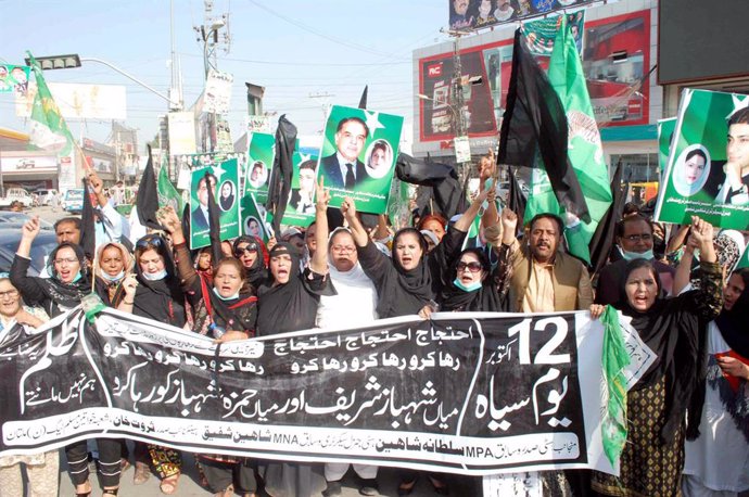 Pakistán.- Miles de paquistaníes inauguran en las calles una nueva alianza para 