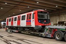 TMB recibe el primero de los cuatro trenes que reforzarán la L1 de Metro