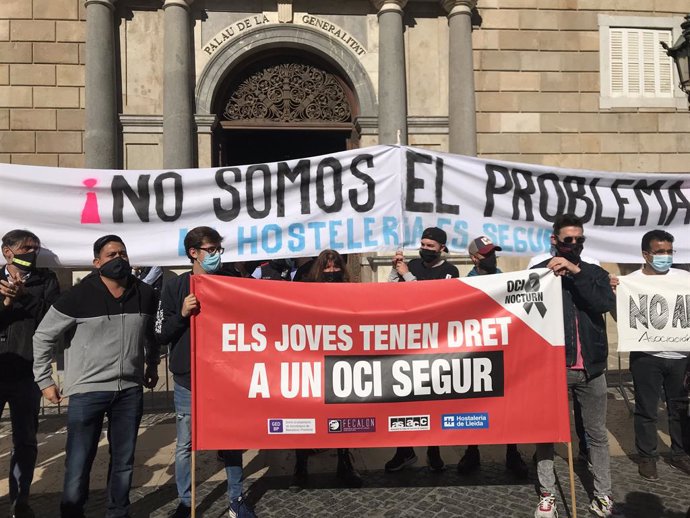 Unes 300 persones protesten a la plaa Sant Jaume pel tancament de l'oci nocturn i la restauració del Govern per contenir el coronavirus. Barcelona, Catalunya (Espanya),16 d'octubre del 2020.