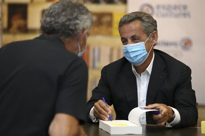 Nicolas Sarkozy firma ejemplares de su libro