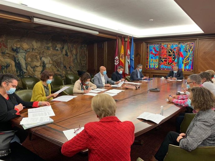 El alcalde de León, José Antonio Diez, preside la Junta de Gobierno Local del Ayuntamiento de León desarrollada este viernes.