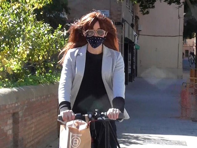 Ángela Dobrowolski, pillada en un patinete por las calles de la ciudad condal