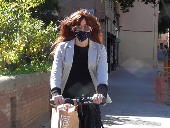 Ángela Dobrowolski, pillada en un patinete por las calles de la ciudad condal