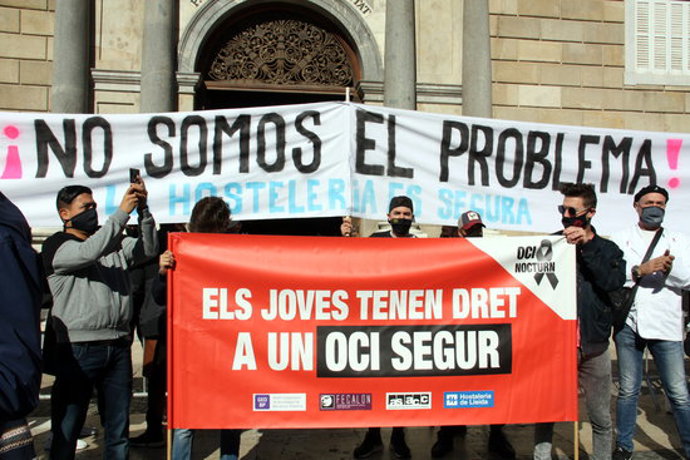 Pla general de la concentració dels restaurados a la plaa Sant Jaume. Imatge del 16 d'octubre de 2020. (Horitzontal)