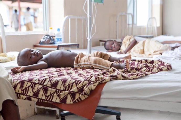 Dos niños descansan en una unidad pediátrica en África