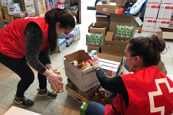 Dues voluntries de la Creu Roja preparant aliments per a persones vulnerables, en una imatge cedida aquest 16 d'octubre del 2020. (Horitzontal)