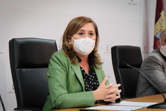 La consejera de Educación, Cultura y Deportes de C-LM, Rosa Ana Rodríguez, en rueda de prensa