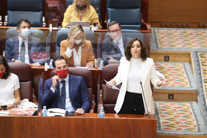 La presidenta de la Comunidad de Madrid, Isabel Díaz Ayuso, interviene en una sesión plenaria en la Asamblea de Madrid (España), a 15 de octubre de 2020.