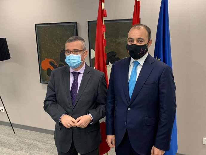 El consejero de Economía, Empleo y Competitividad de la Comunidad de Madrid, Manuel Giménez, y el presidente de la Federación de Municipios de Madrid, Guillermo Hita, tras la presentación del Foro Territorial de Empleo y Formación