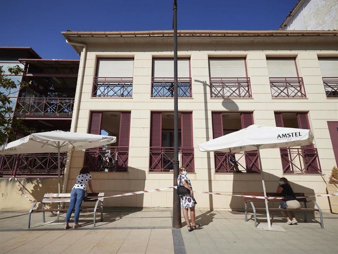 Varias vecinas de la localidad de Peralta visitan a sus familiares desde el exterior de una residencia de mayores