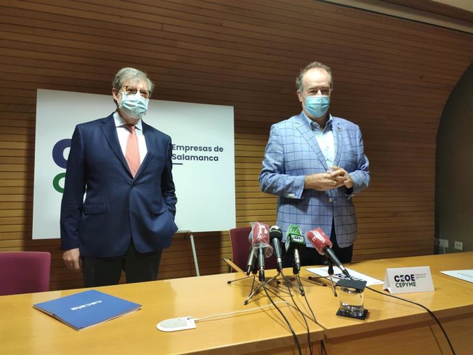 Santiago Aparicio (i) junto al presidente de Confaes Salamanca, Juan Manuel Gómez (d).