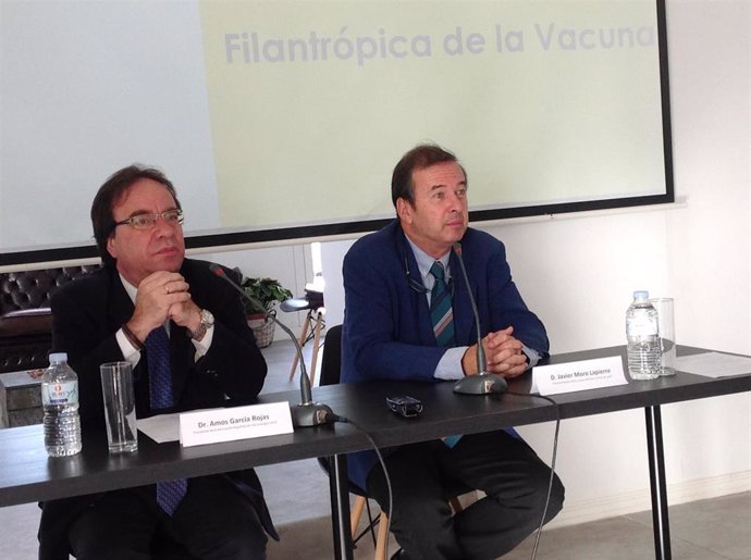Dr. Amós García Rojas, presidente de la Asociación Española de Vacunología (AEV) y Javier Moro, Premio Planeta 2011 y autor del libro A flor de piel  