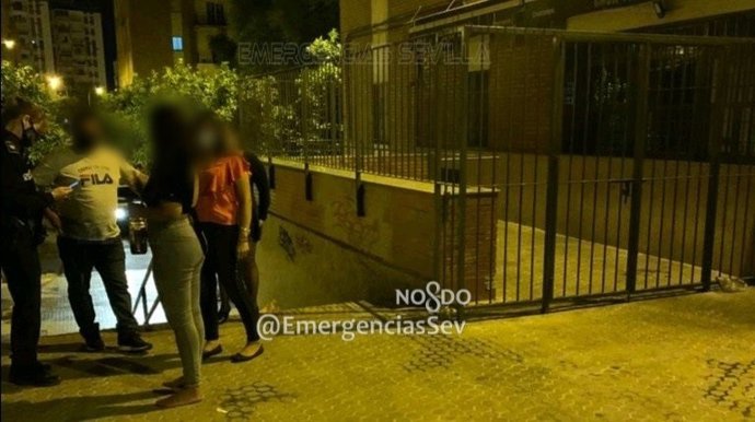 Policía Local actuando ante la celebración de botellones en Sevilla