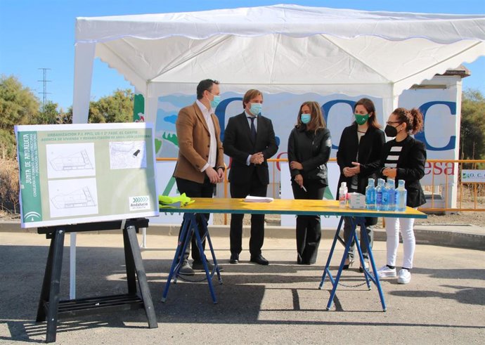 El delegado del Gobierno andaluz en Córdoba, Antonio Repullo (segundo por la izda.), en su visita a El Carpio