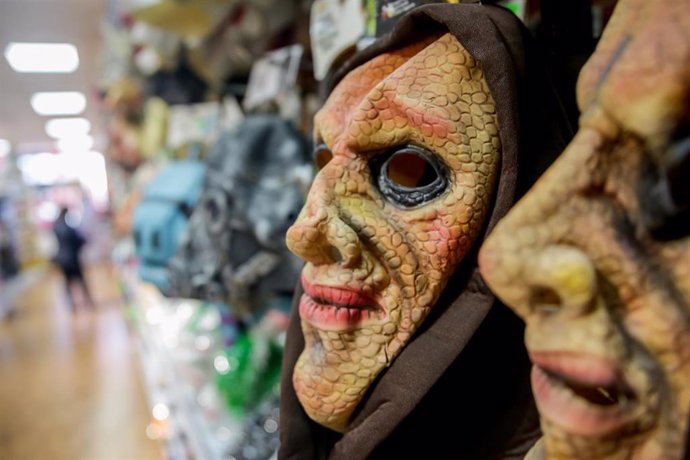 Máscaras de ogro en una tienda, en Madrid (España) 