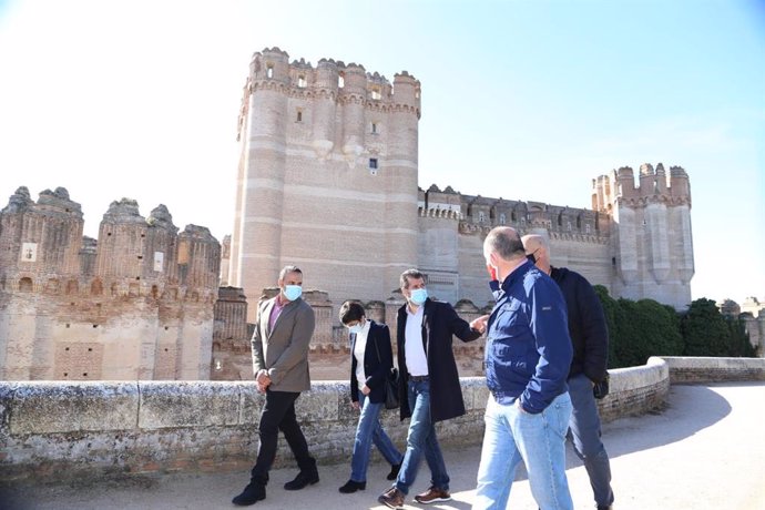 El secretario general del PSOE de Castilla y León, Luis Tudanca, en el centro, durante su visita a Coca (Segovia).