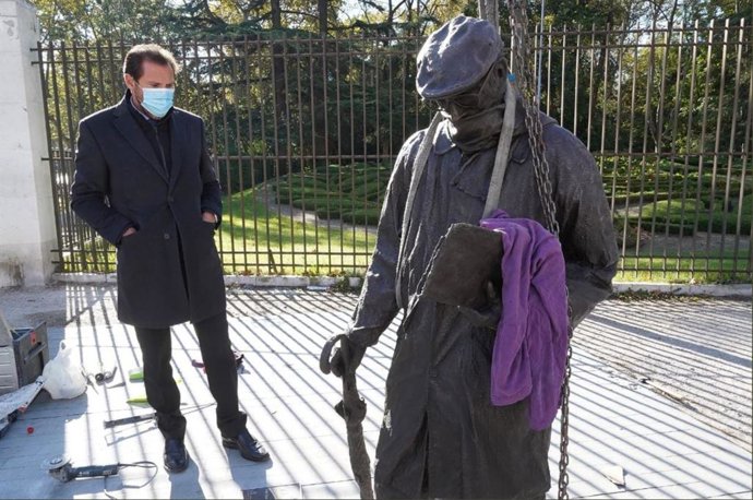 El alcalde de Valladolid observa la instalación de la estatua de Miguel Delibes junto a la entrada principal del Campo Grande.