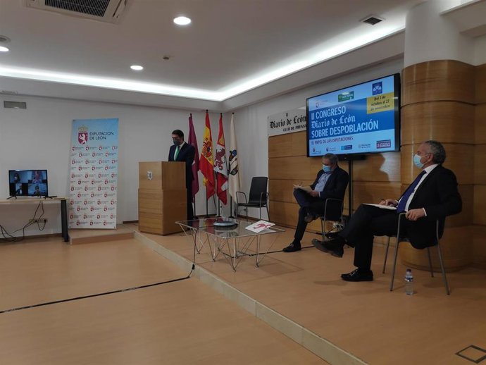 Suárez-Quiñones, en el atril, participa en el foro de Diario de León.