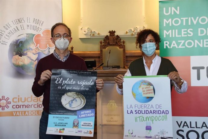 La concejal de Servicios Sociales y Mediación Comunitaria, Rafaela Romero, y el representante de la Coordinadora ONGD Castilla y León, Ernesto Pascual.