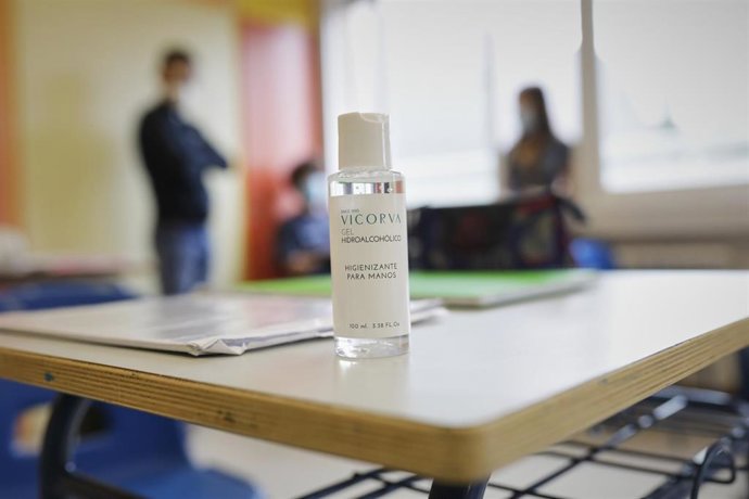 Gel hidroalcohólico en una de las mesas del Colegio Alameda de Osuna, donde los alumnos de 2 de Bachillerato han vuelto a las aulas hoy de forma voluntaria para preparar la Evaluación de Acceso a la Universidad (EVAU), al haber pasado la Comunidad de M