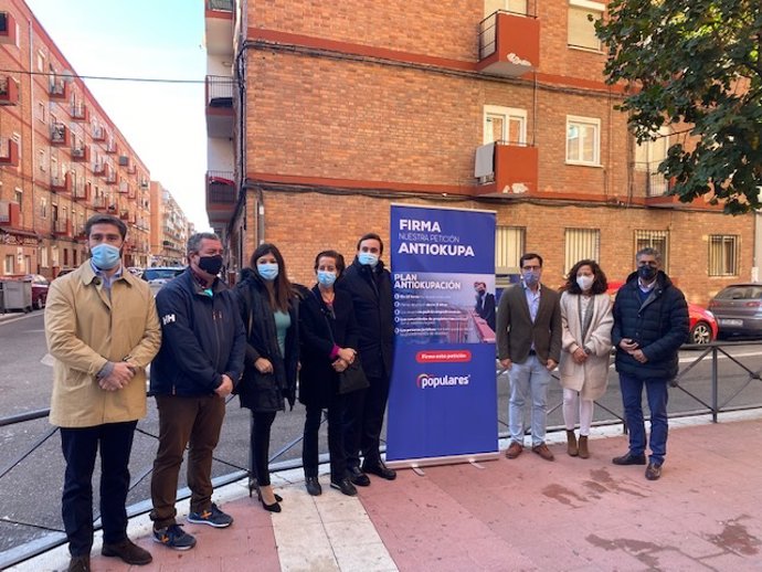 Los parlamentarios del PP por Valladolid junto a cargos municipales.