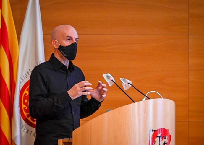 Pla mitj del catedrtic de la URV, lex Arenas, durant la seva llió inaugural del curs 2020-2021 de la URV. Foto del 16 d'octubre del 2020 (horitzontal).