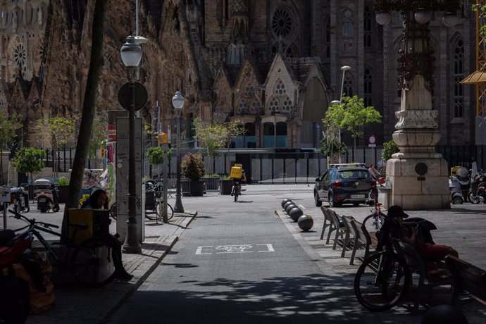 Un trabajador de Glovo en bicicleta durante el día 45 del estado de alarma decretado por el Gobierno por la pandemia del Covid-19, en Barcelona/Catalunya (España) a 28 de abril de 2020.