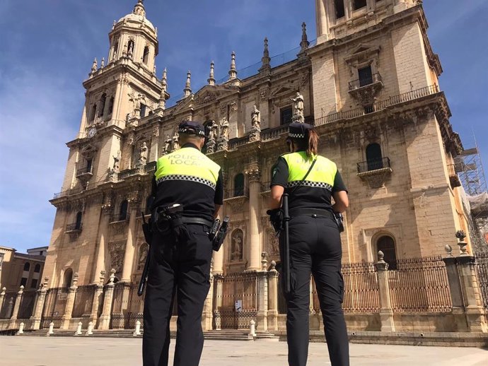 Agentes de la Policía Local de Jaén ante la Catedral.