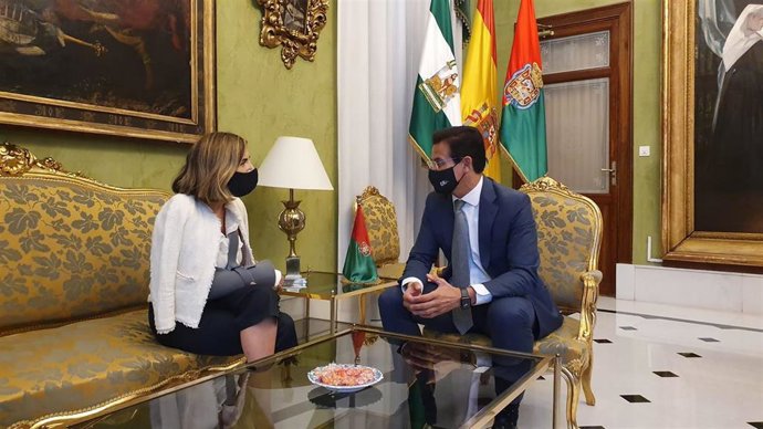 Encuentro entre el alcalde de Granada, Luis Salvador, y la consejera de Empleo, Rocío Blanco.