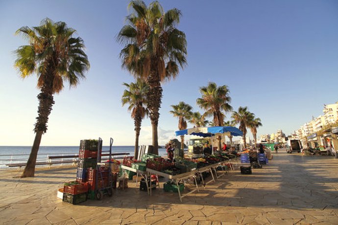 Pla general del mercat de la fruita i la verdura ubicat al passeig del Mar per donar més espai als paradistes el 16 d'octubre de 2020 (Horitzontal)