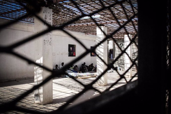 Migrantes y refugiados en un centro de detención en Libia