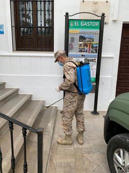 Imagen de arcivo de un militar en labores de desinfección en El Gastor