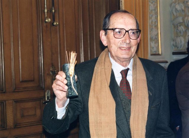 Miguel Delibes posa con su Espiga de Oro de Seminci.