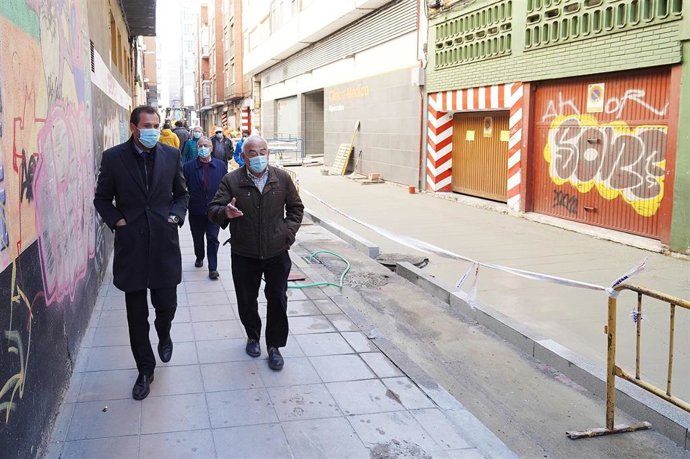El alcalde de Valladolid visita las obras de peatonalización de la calle Recoletas