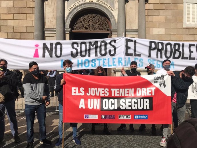 Representantes del sector del ocio nocturno y de la restauración protestan en la Plaza Sant Jaume de Barcelona